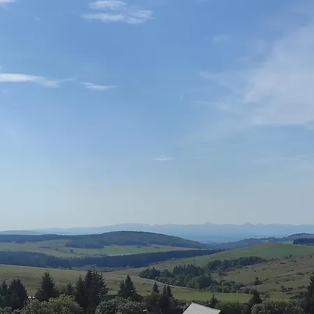 Paisible Au Dernier Etage Pour 4 Pers Avec Vue A Super Besse - Fr-1-814-159